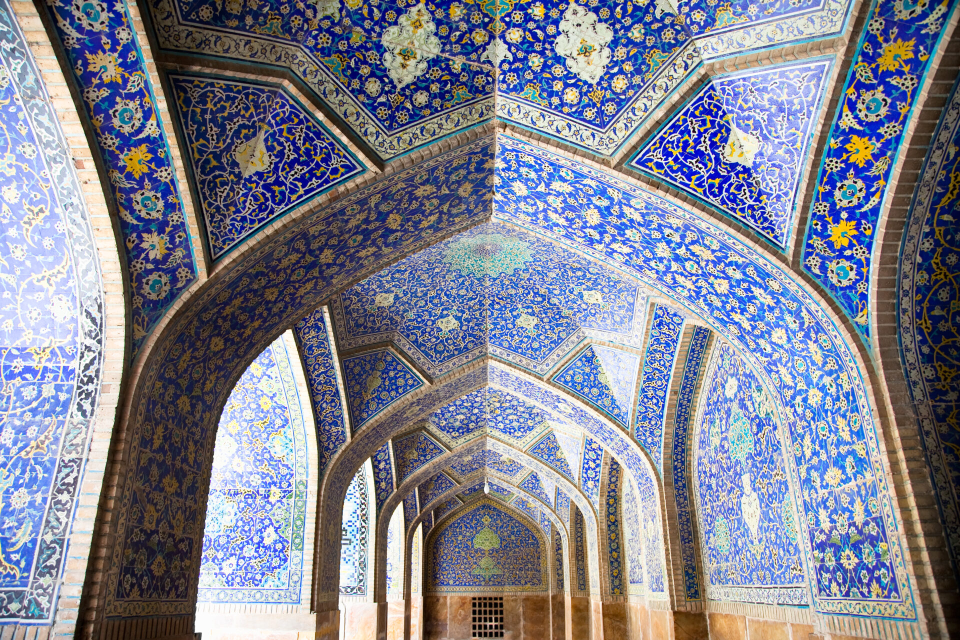 Tiled,Oriental,Arcs,And,Pillars,On,Jame,Abbasi,Mosque,,Esfahan,